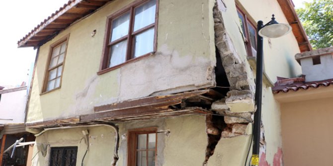 Kamyonun çarptığı iş yerinin duvarını sokak lambası direği ayakta tutuyor