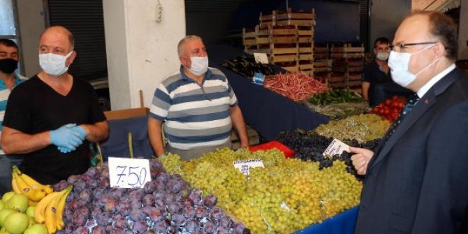 Zonguldak'ta Vali Tutulmaz'ı gören esnaf, eldiven taktı