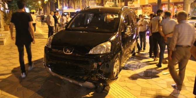 Hatay'da freni boşalan çöp kamyonu 8 araca çarptı