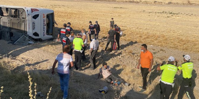 Aksaray'da yolcu otobüsü devrildi: 30 yaralı 