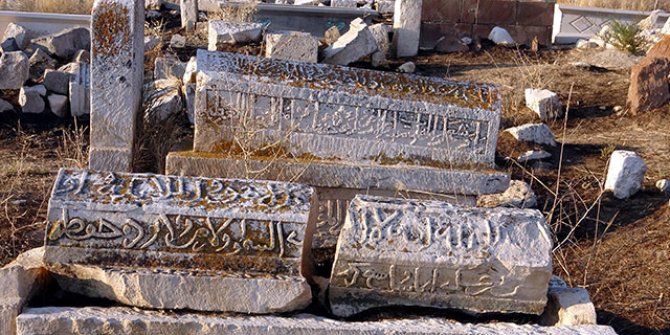Defineciler, 5 bin yıllık mezarlığı talan etti