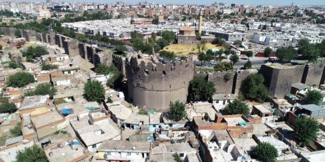 Diyarbakır surlarında Orta Çağ'a ait insan iskeletleri bulundu