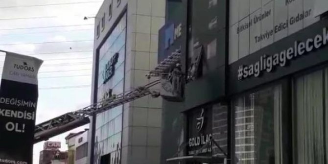 Küçükçekmece'de ilaç firmasında yangın; Mahsur kalanları itfaiye kurtardı