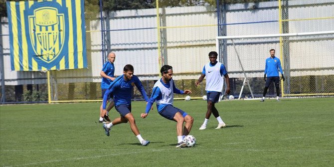 MKE Ankaragücü'nün yeni transferi Alper Potuk ilk antrenmanına çıktı