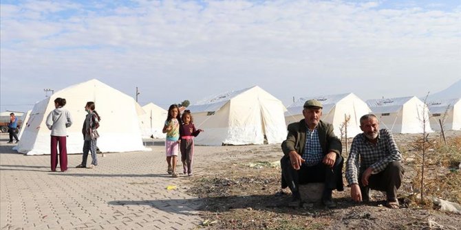 Niğde'deki depremin merkezi Obruk köyünde vatandaşlar geceyi dışarıda geçirdi