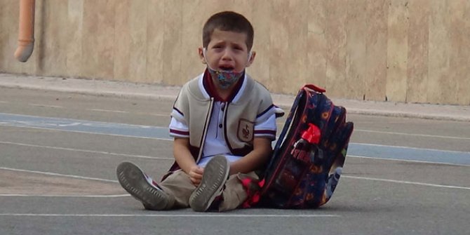 Yüz yüze eğitimin ilk gününde minik Emir, ağlayarak dışarı çıktı