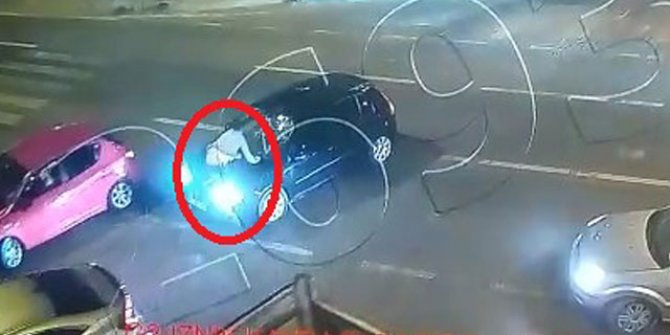Otomobilinin üzerine çıkan saldırganı, polis merkezine kaputta götürdü