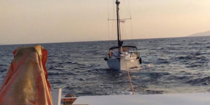 Bodrum açıklarında sürüklenen teknedeki 2 kişi kurtarıldı