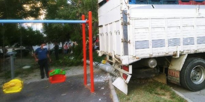 Freni boşalan kamyon çocuk parkına daldı, çocuklar son anda kurtuldu