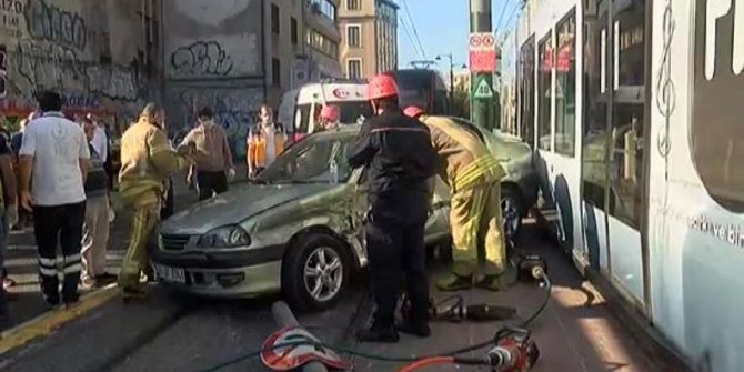 Beyoğlu'nda tramvayla otomobil çarpıştı