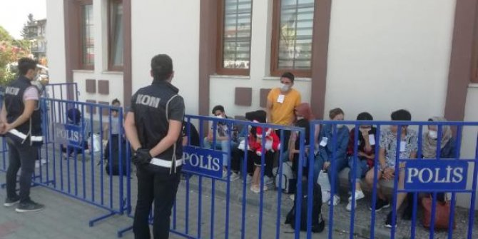 21 kaçak göçmen saklandıkları apartman dairesinde yakalandı