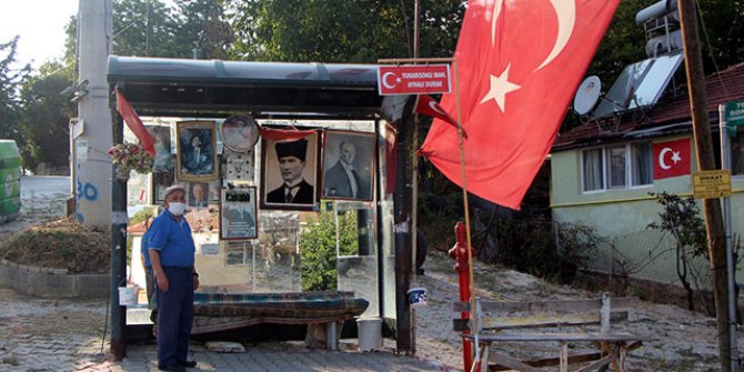 Otobüs durağını 'sahiplendi', evi gibi süsledi