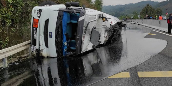 Zift yüklü tanker devrildi, Bolu Dağı ulaşıma kapandı