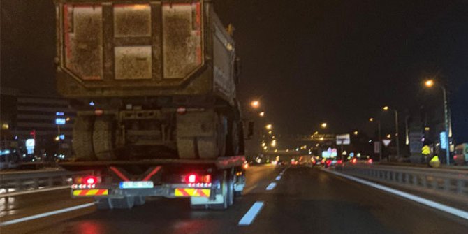 Pendik'te hafriyat kamyonu taşıyan tır'ın tehlikeli yolcuğu kamerada