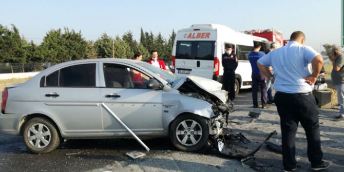 Silivri'de servis minibüsü ve otomobil kafa kafaya çarpıştı: 7 yaralı