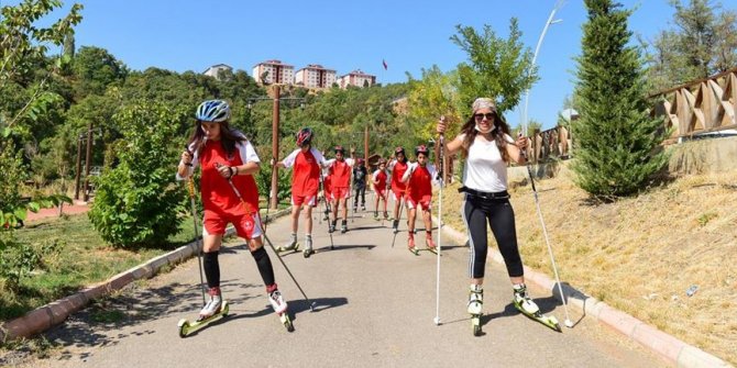 'Asfaltın küçük kayakçıları' kışın pistlerde yarışmaya hazırlanıyor