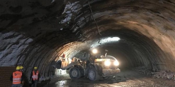 Kop Dağı'nda yapımı süren çift tüplü tünelde göçük