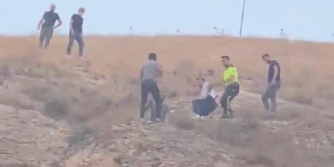 Türk bayrağını indirmeye kalkışan kişiyi, linçten polis kurtardı