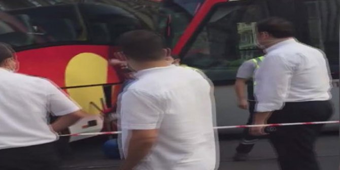 Laleli'de tramvay ile tur otobüsü çarpıştı