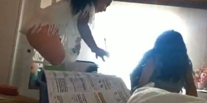 Ders çalışıyorlardı,  kamera kayıttaydı: İki kardeşin depremde yaşadığı korku kamerada