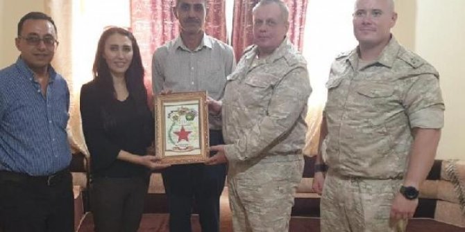 Rus askeri heyeti PYD'li teröristlere plaket verdi