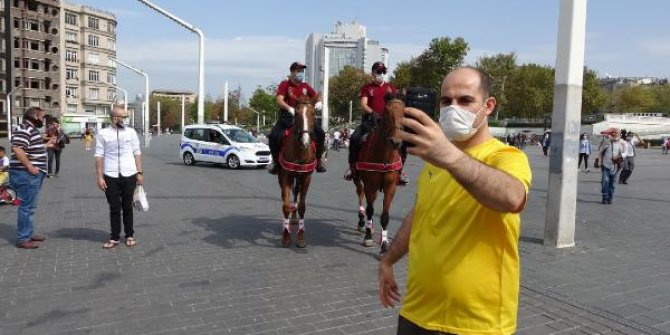 Taksim'de atlı polislerden koronavirüs denetimi