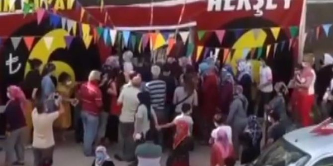 İndirimli satış koronavirüs ve sosyal mesafeyi unutturdu