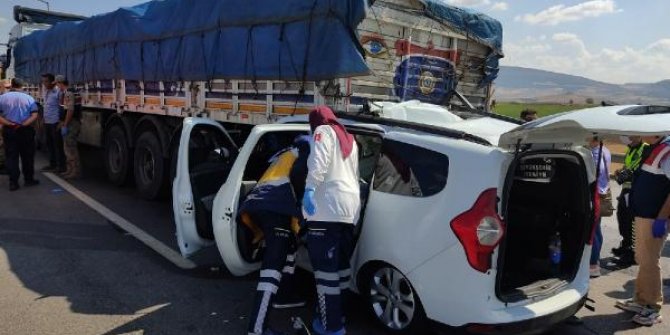 İslahiye'de TIR'e çarpan araçtaki 3 kişi öldü, 2 kişi yaralandı