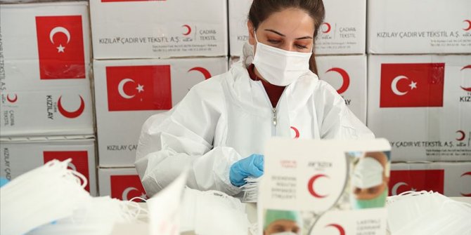 Türk Kızılay ürettiği cerrahi maskeleri ihtiyaç sahiplerine ücretsiz dağıtıyor