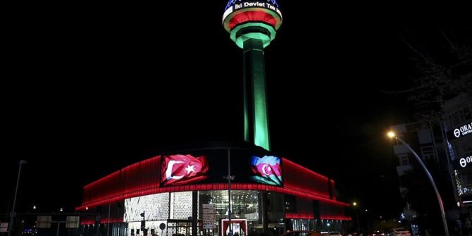 Atakule Azerbaycan Bayrağı'nın renkleriyle ışıklandırıldı