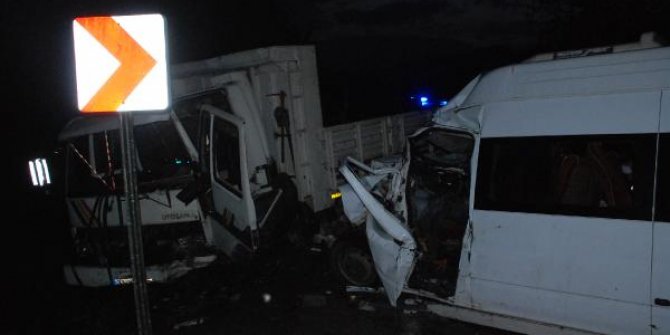 Orman işçilerini taşıyan minibüs ile kamyon çarpıştı: Biri ağır, 15 yaralı