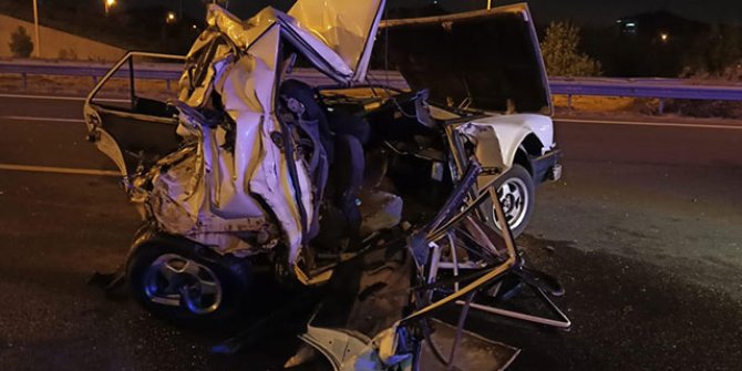 TIR'ın çarptığı otomobil demir yığınına döndü: 2 ölü
