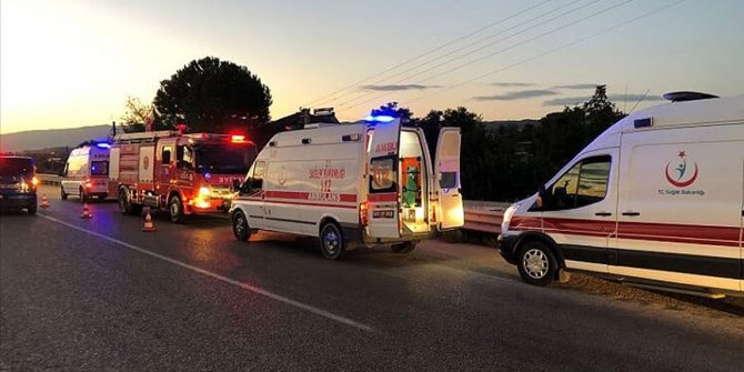 Manisa'da tarım işçilerini taşıyan minibüsle kamyon çarpıştı: 26 yaralı