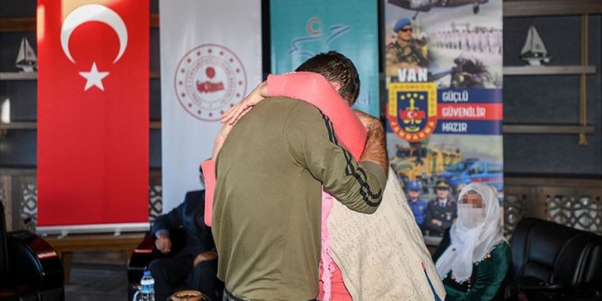 İkna çalışmaları sonucu teslim olan PKK'lı terörist ailesiyle buluşturuldu
