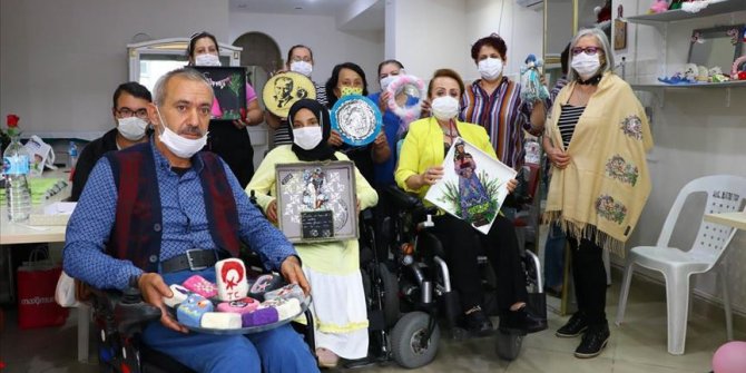 Engel-Siz atölyede hem sosyalleşiyor hem gelir elde ediyorlar