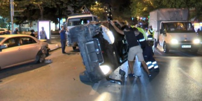 Kadıköy'de park halindeki otomobile çarpan otomobil takla attı