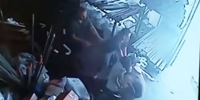 Pendik'te 'tik'liye  şaka hastanede bitti; kavga anı kamerada