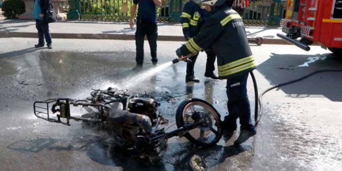 Ceza kesilen ehliyetsiz sürücü, motosikletini yaktı