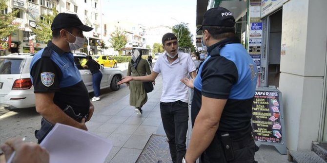 Çorum'da maske takmayıp polise direnen kişiye 392 lira ceza verildi