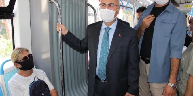 İzmir Valisi Köşger, koronavirüs denetimi için tramvaya bindi