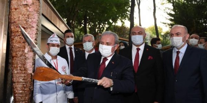 TBMM Başkanı Şentop, hediye kılıçla 'döner' kesti