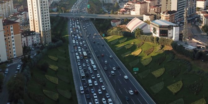 Ümraniye TEM'de kamyonet devrildi, trafik oluştu 