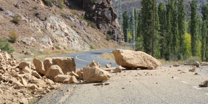 Dev kaya parçaları, Oltu- Artvin yolunu ulaşıma kapattı