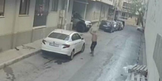 Evinin önüne park eden aracın üzerine saksı atıp, sopayla defalarca vurdu