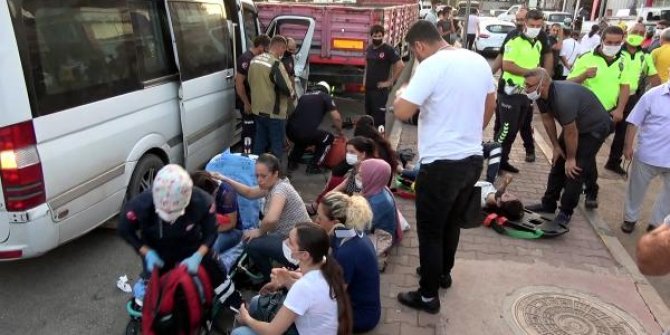 Fide işçilerinin taşındığı minibüs TIR'a çarptı: 12 yaralı