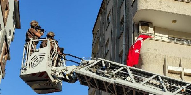 Hatay'da hastaneye gitmek istemeyen kişi eşi ve çocuklarını rehin aldı