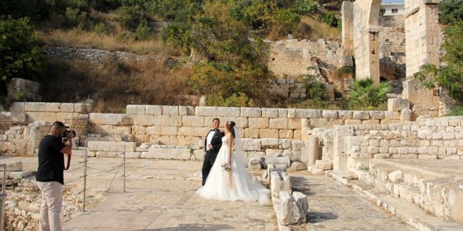 Mersin'deki antik kent yeni evlenen çiftlere doğal fotoğraf stüdyosu oldu