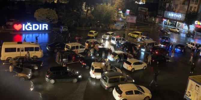 Iğdırlılar, Azerbaycan’a destek için araçlarıyla konvoy oluşturup şehir turu attı