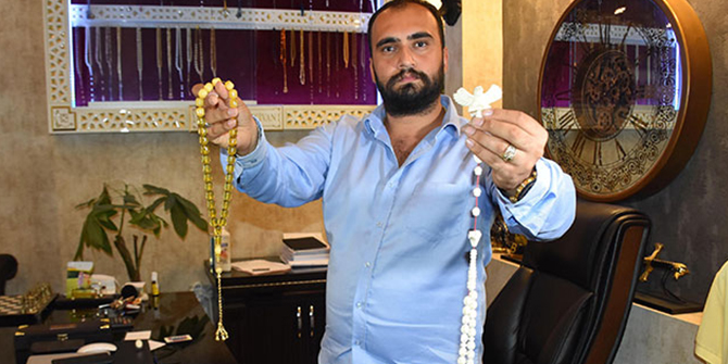 Tespih çekerek, tırnak eti yemekten kurtuldu