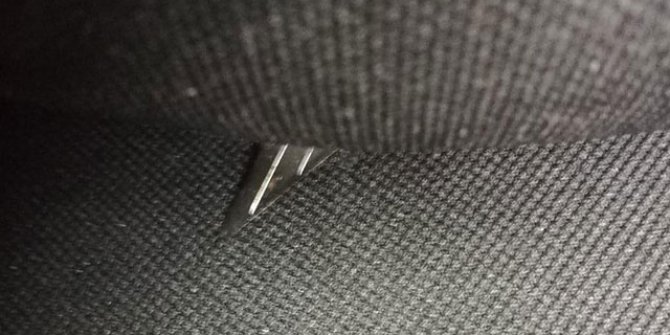 Sıfır otomobilin koltuğundan çıkan falçata parmağını kesti